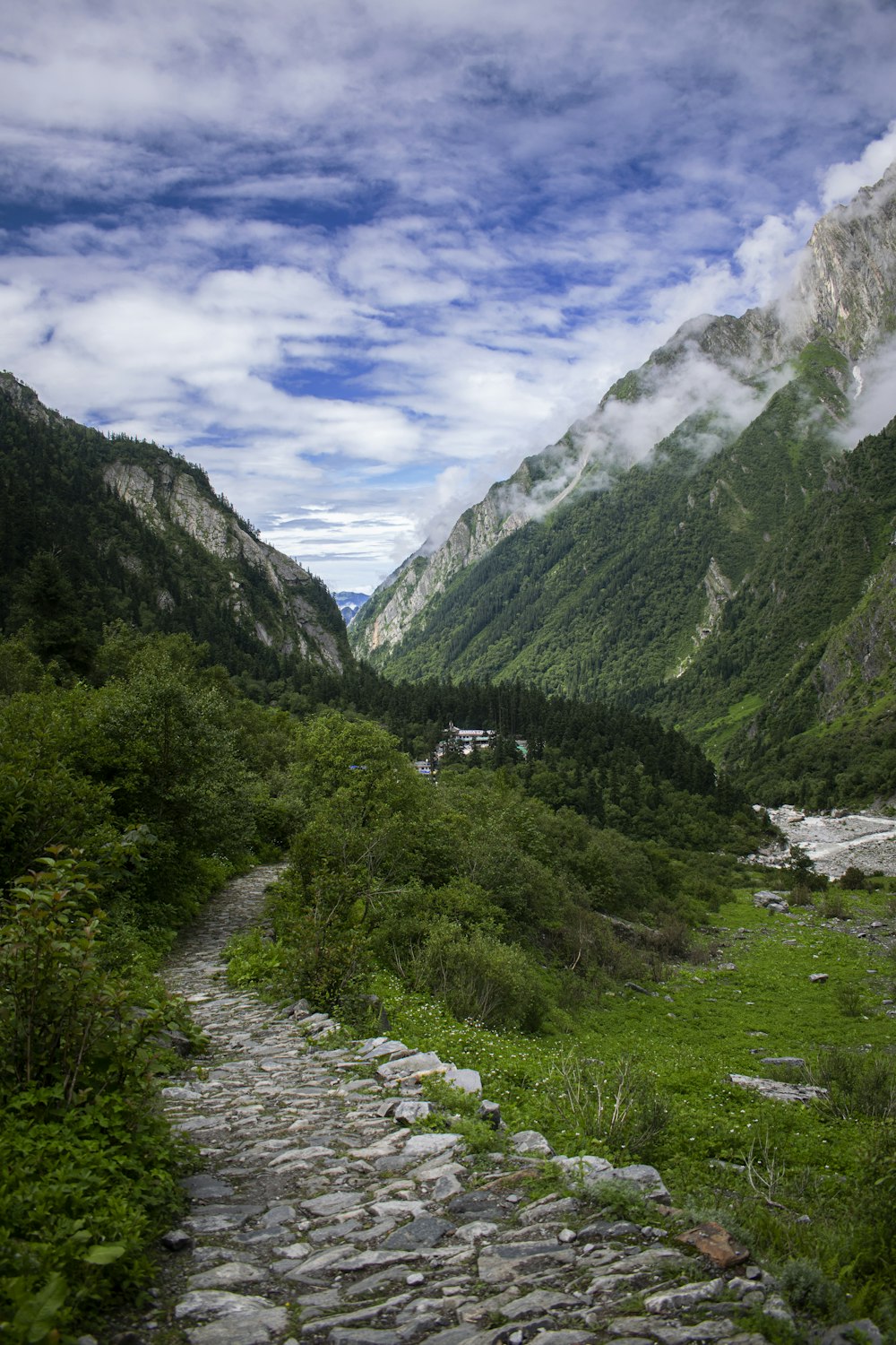 Grüne Berge unter weißen Wolken und blauem Himmel tagsüber