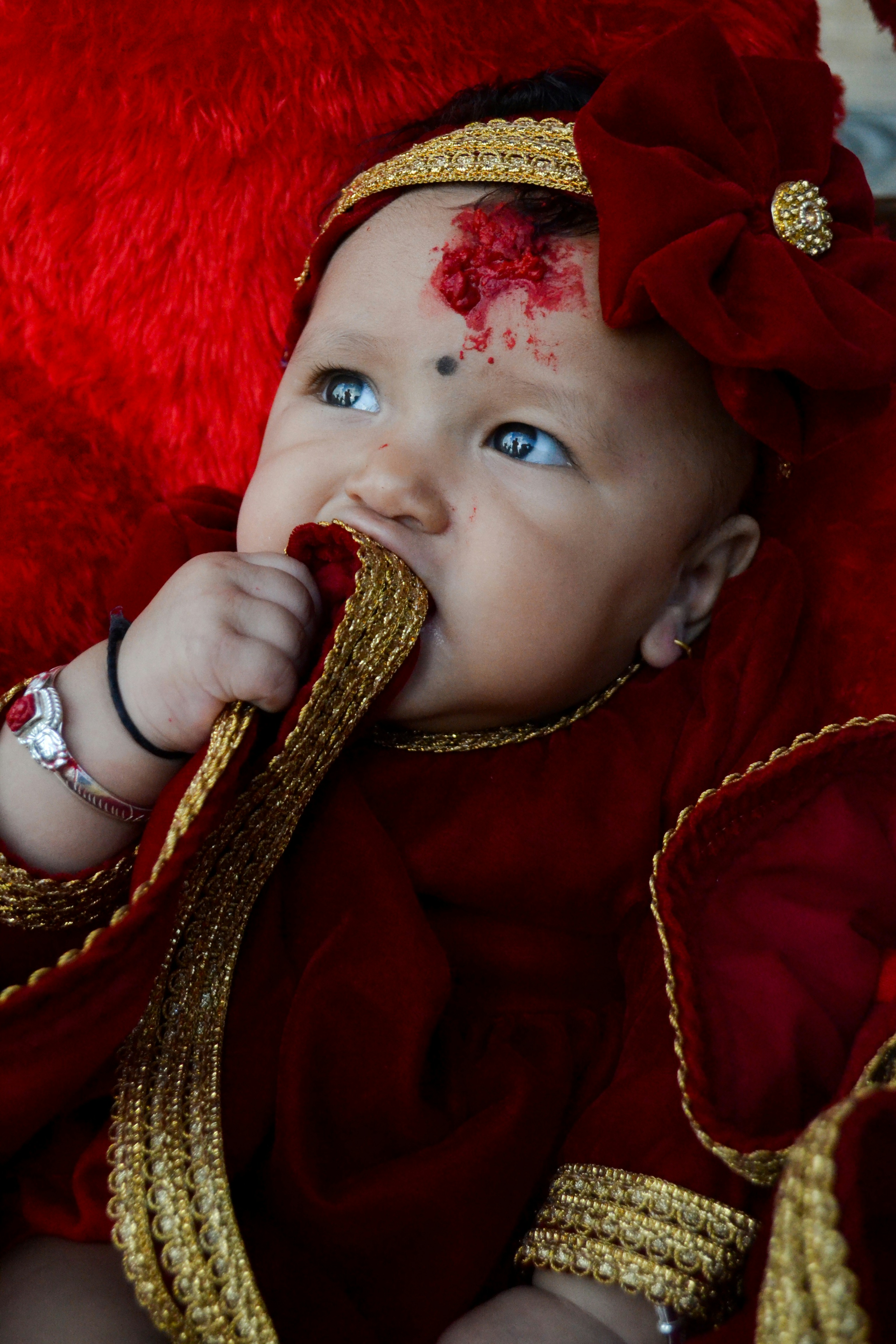 パンを食べる赤いドレスの赤ちゃんの写真 Unsplashで見つけるネパールの無料写真
