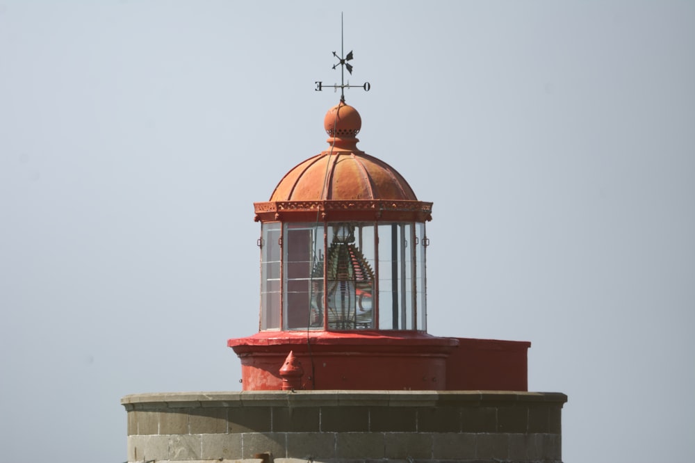 orange-weißes Betongebäude