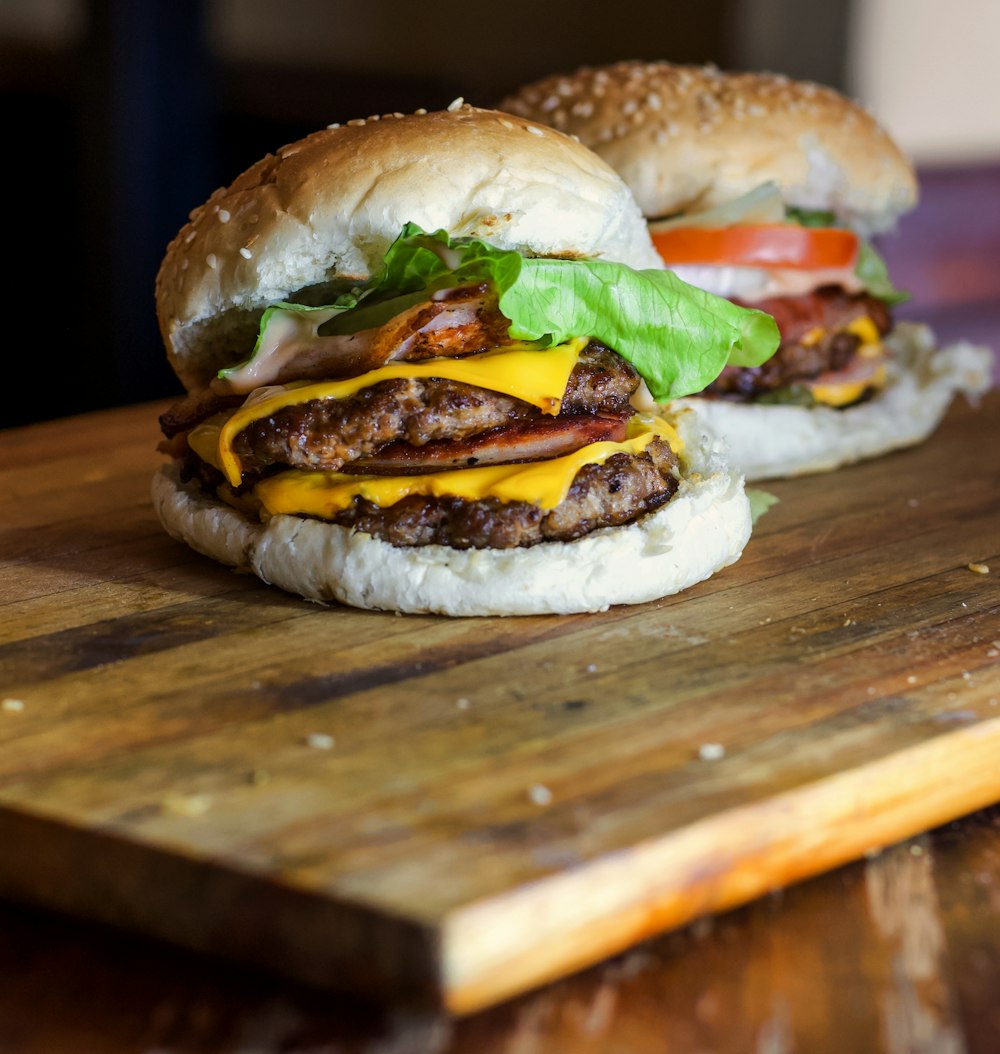 burger with lettuce and tomato