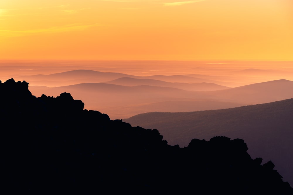 夕暮れ時の山々のシルエット