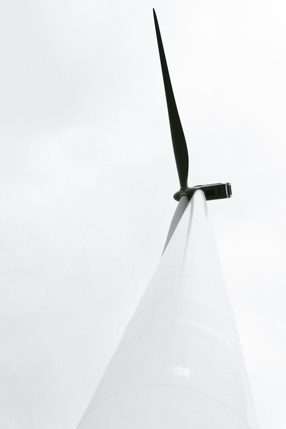 white and black wind turbine