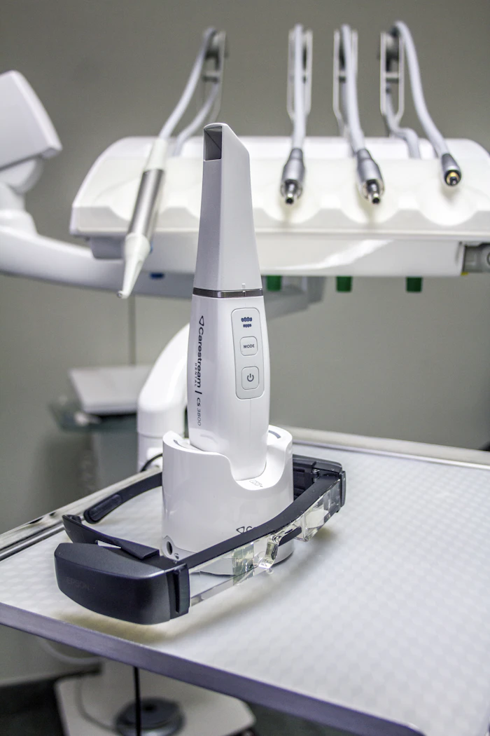 Scanner intra-oral posé sur un équipement dentaire