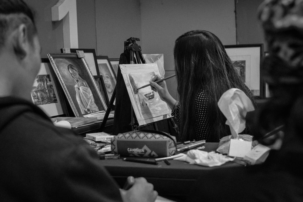 Mujer en camisa de manga larga en blanco y negro sentada en la silla