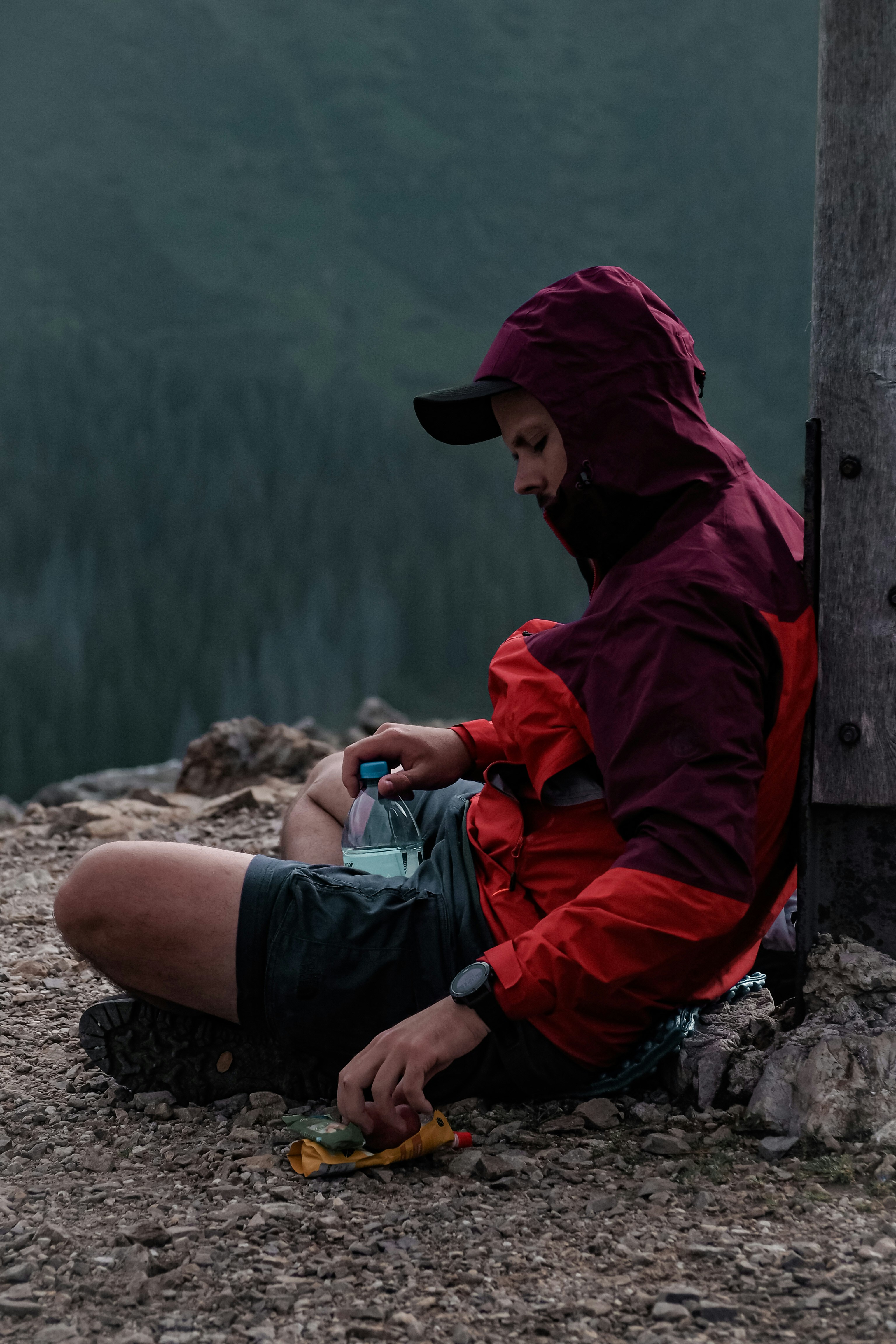 hiking technical gear mountain, macro waterproof fabric texture, outdoor athlete rain jacket, scenic mountain adventure wallpaper, ilustrasi artikel Elevate Your Adventure: How High-Tech Fabrics Revolutionize Outdoor Performance 2