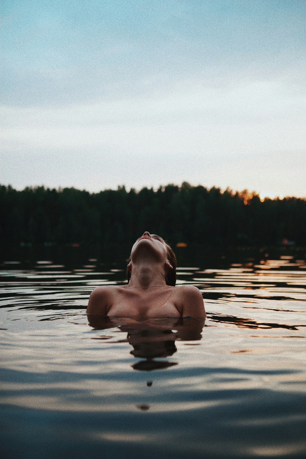 donna in topless in acqua durante il giorno