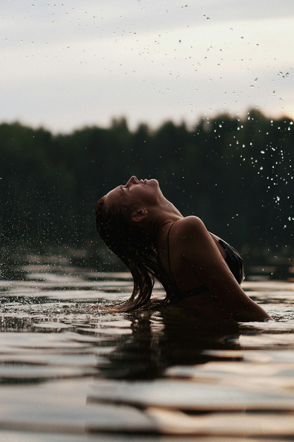 mujer en el agua durante el día