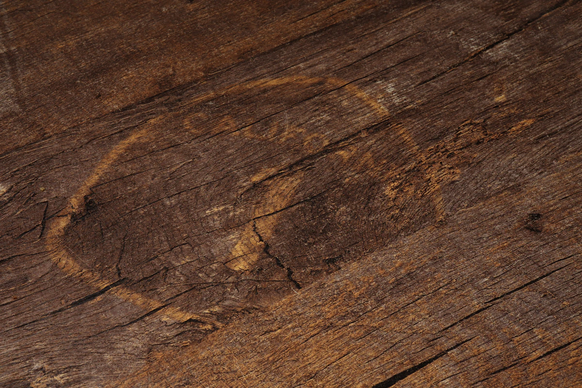 Wasserring auf Holztisch