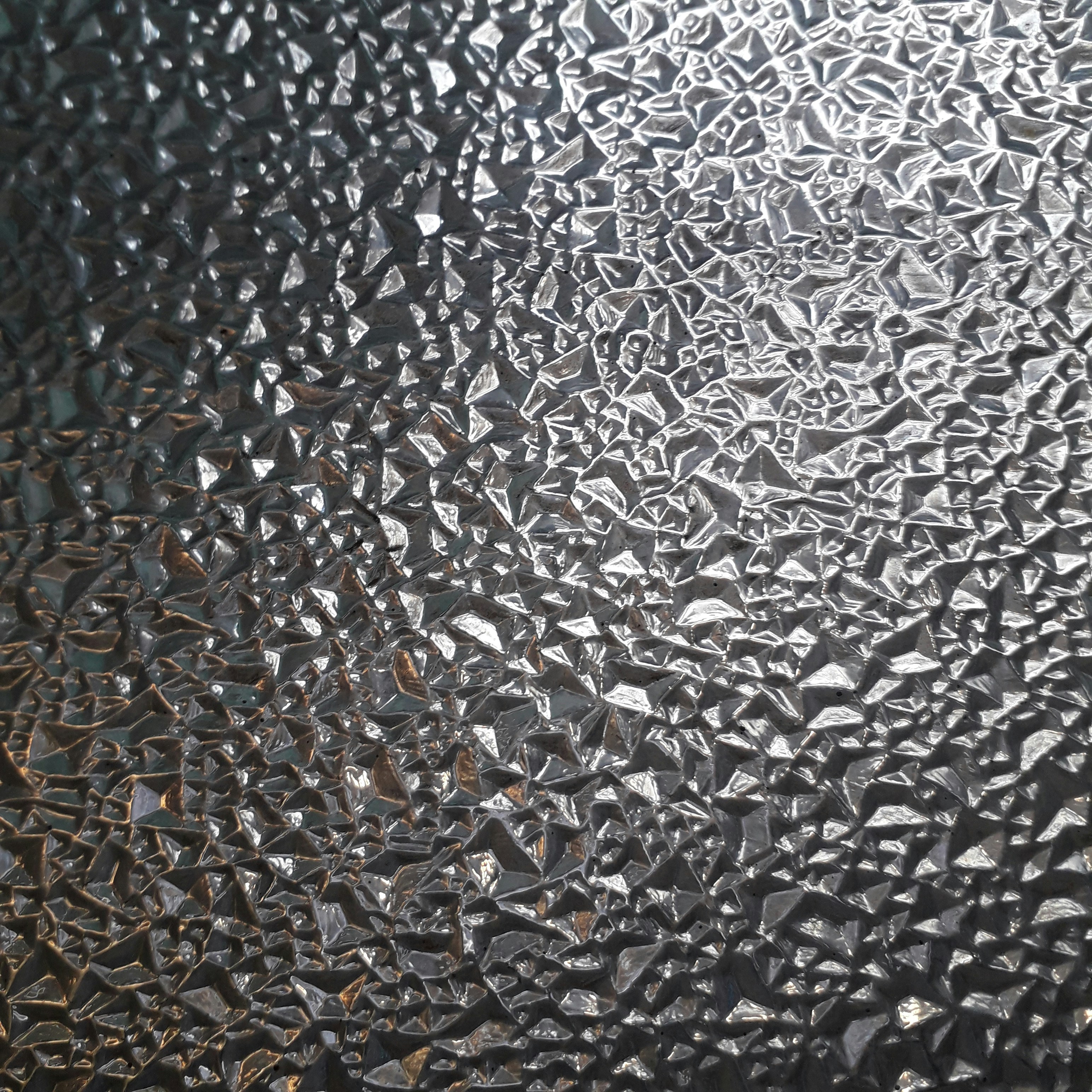 Argjend i pastër i shndritshëm me reflektime të ndritshme metalike dhe sipërfaqe të lëmuar