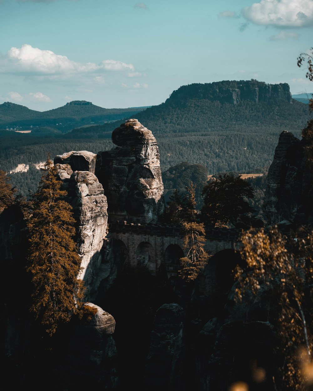 Braune Felsformation am Berg tagsüber