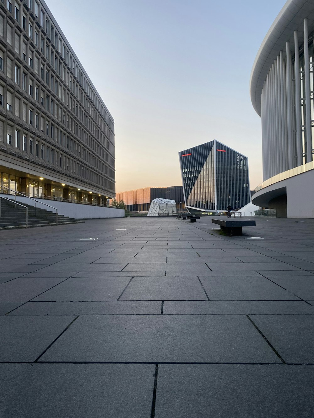 edificio in cemento bianco e marrone durante il giorno