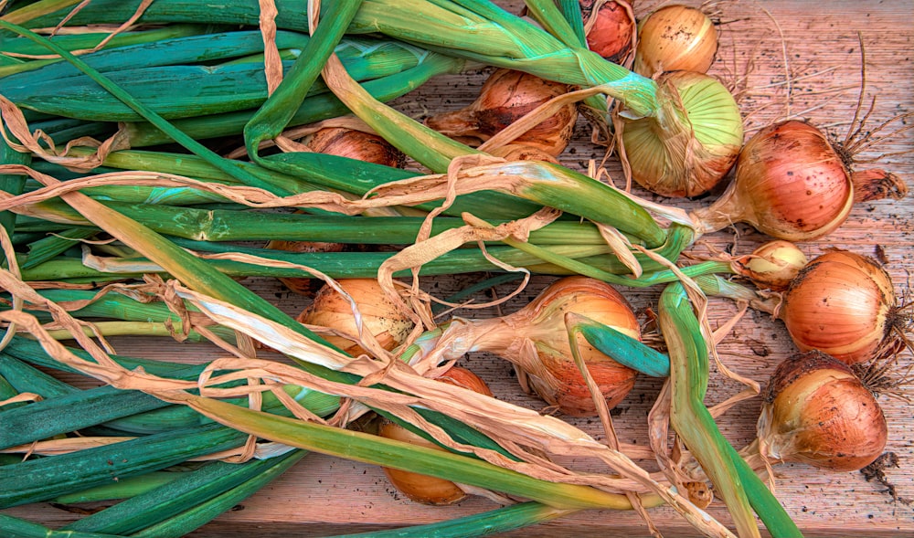 chile verde y naranja sobre mesa de madera marrón