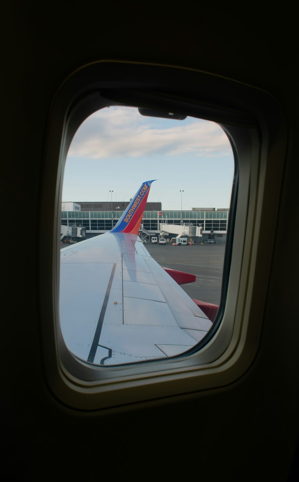 white and red airplane wing during daytime