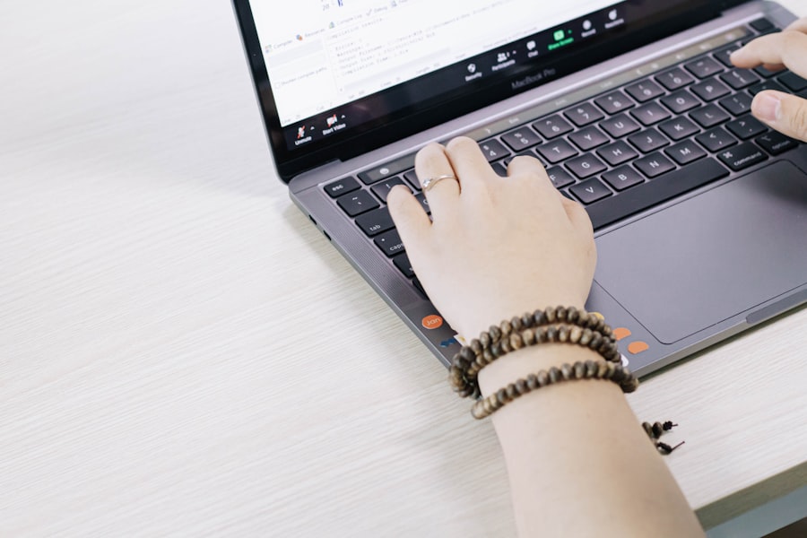 ノートパソコンを使って文書を作成するビジネスパーソン