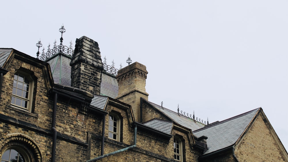 bâtiment en brique brune sous le ciel blanc pendant la journée