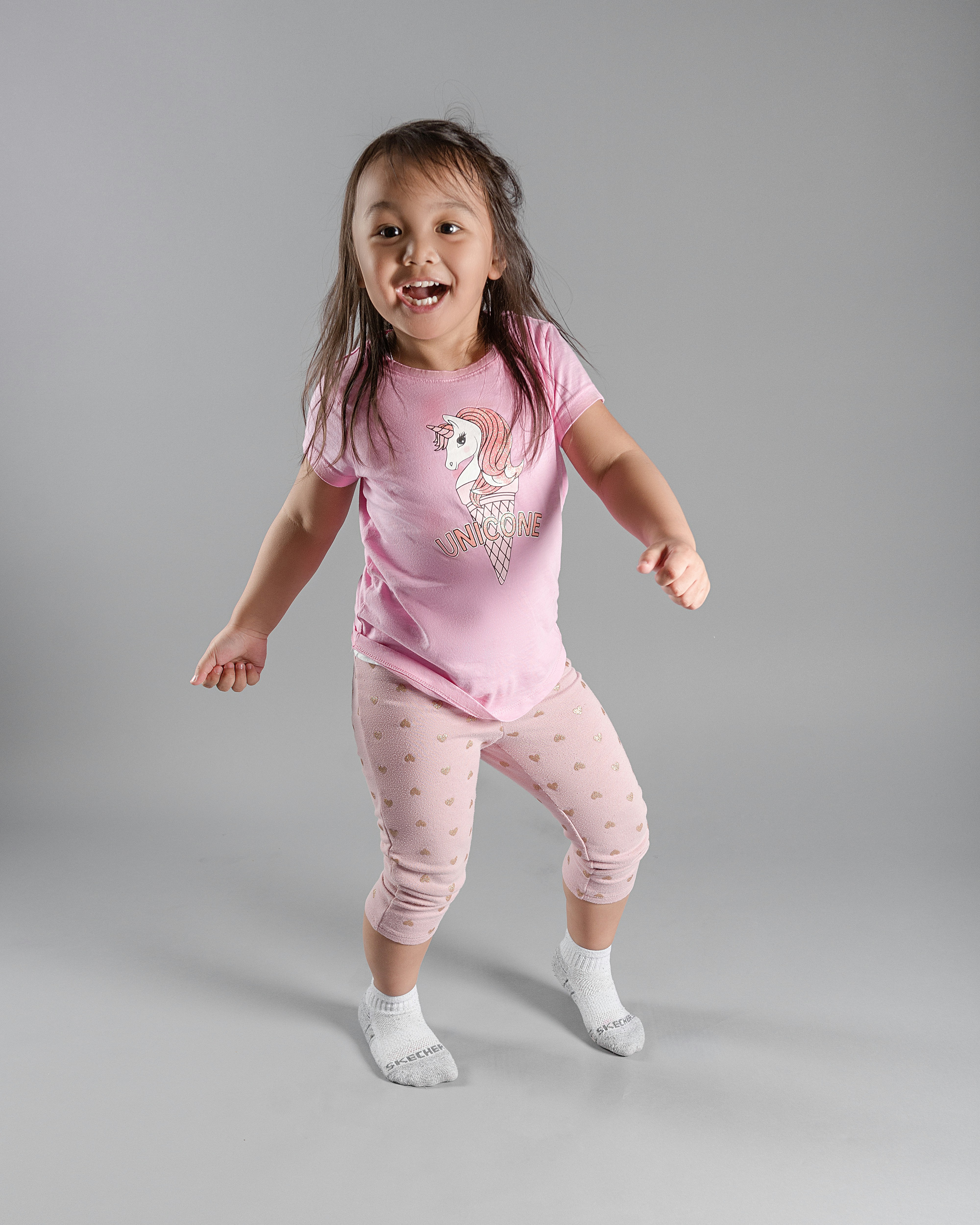 ピンクと白の水玉模様の長袖シャツとズボンの女の子の写真 Unsplashで見つけるカルガリーの無料写真