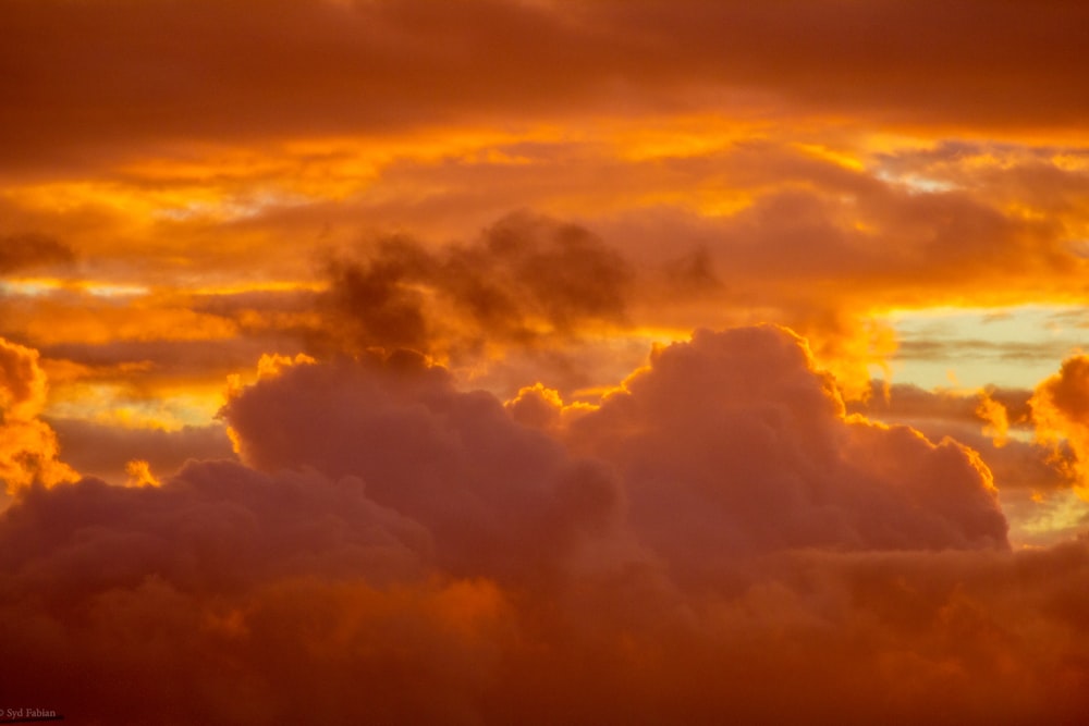 Weiße Wolken und blauer Himmel tagsüber