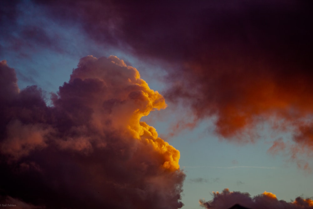 Weiße Wolken und blauer Himmel tagsüber