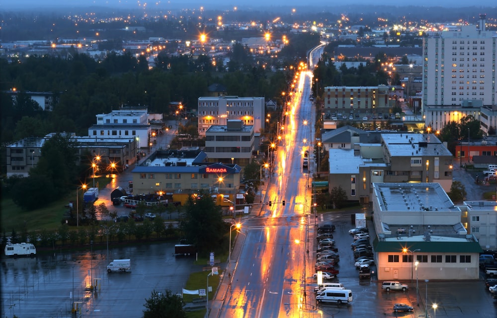 Voitures sur la route pendant la nuit