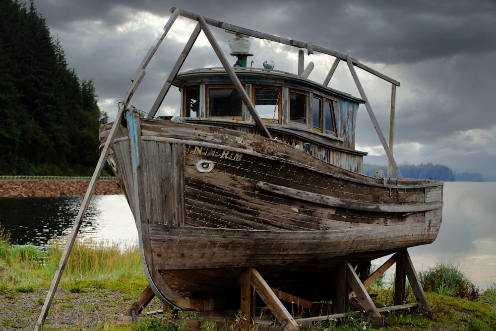 barco de madeira marrom e branco na grama verde durante o dia