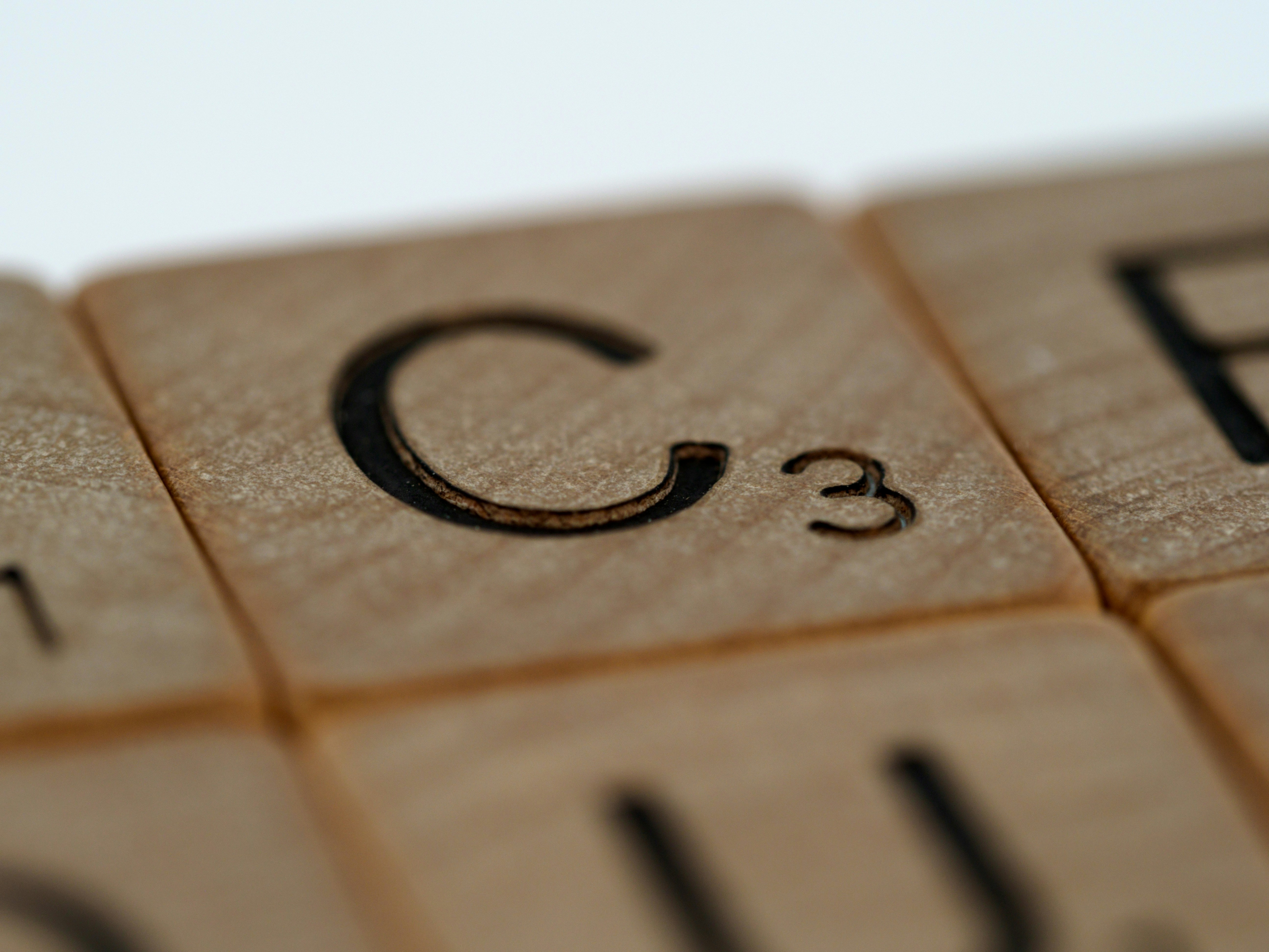 黒と白の数字が付いた茶色の木製フェンス