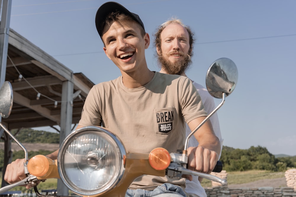 Mann im braunen Rundhals-T-Shirt mit silbernen Luftballons