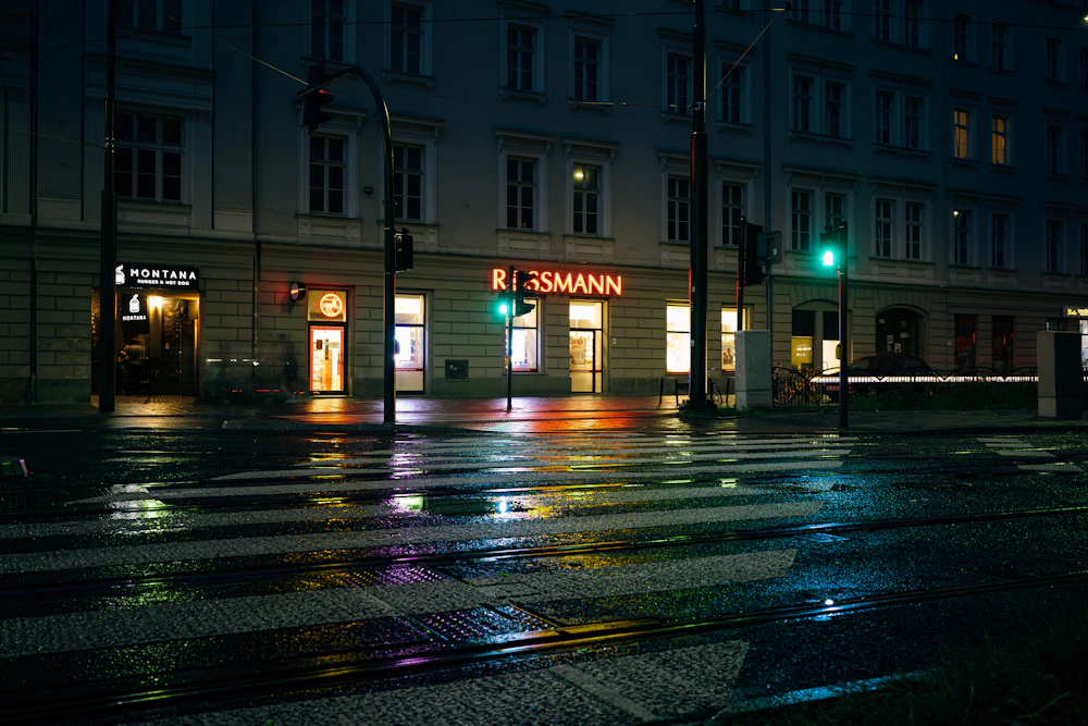 Regennasse Straßenkreuzung in einer norddeutschen Innenstadt bei Nacht