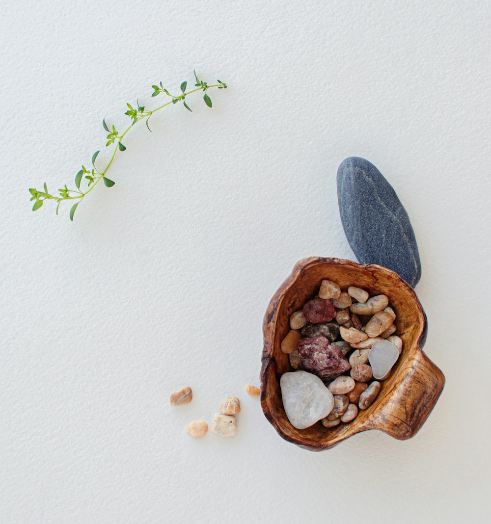 piedras azules y marrones en un cuenco de madera marrón