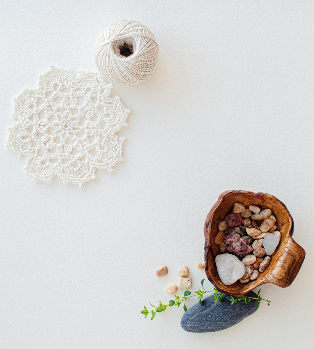 Jarrón de cerámica blanca y marrón sobre mesa blanca