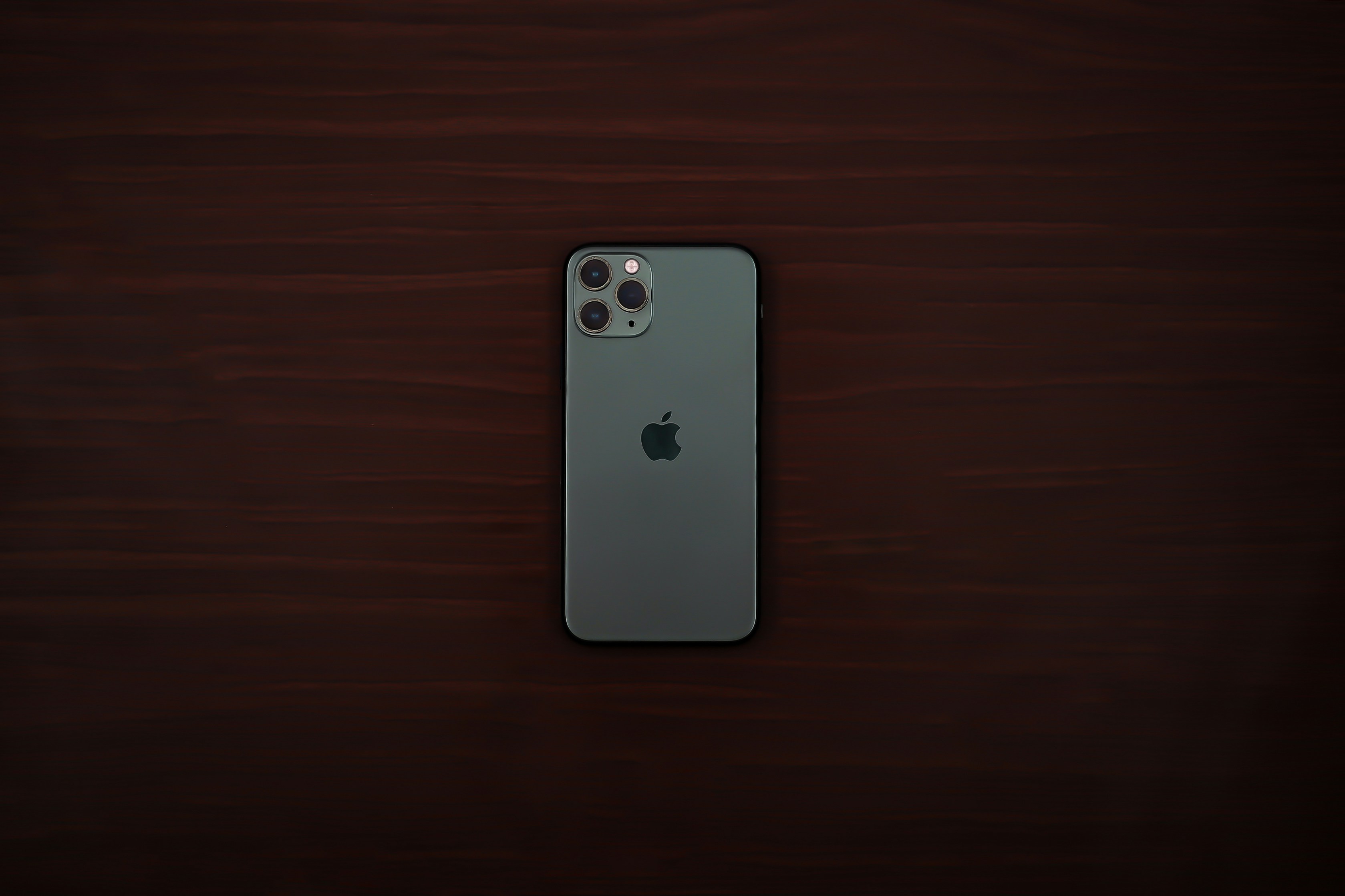 iPhone 6 argenté sur table en bois marron