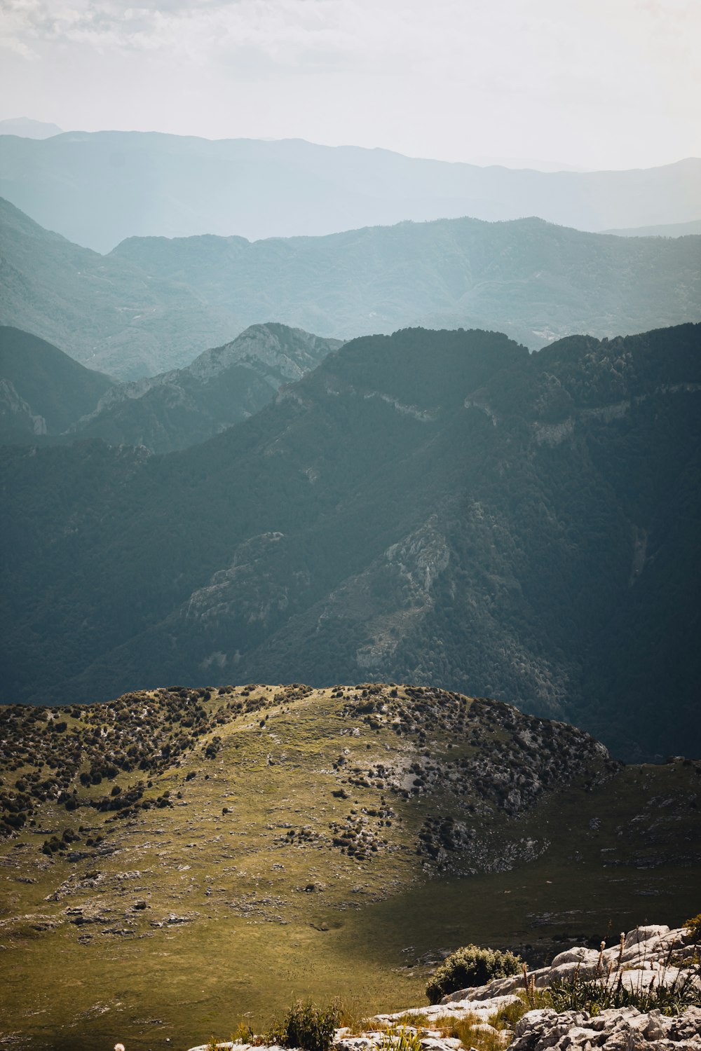 Schwarze und weiße Berge unter blauem Himmel tagsüber