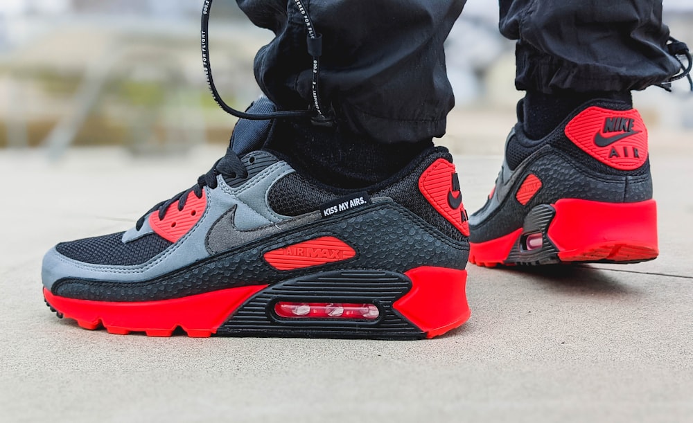 Chaussures air max 90 noir et rouge photo Photo Allemagne Gratuite sur Unsplash