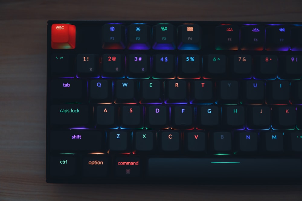 teclado de computador preto e vermelho