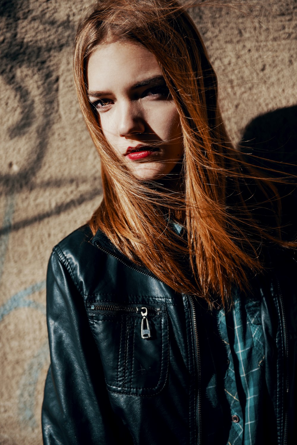 Femme en veste en cuir noir