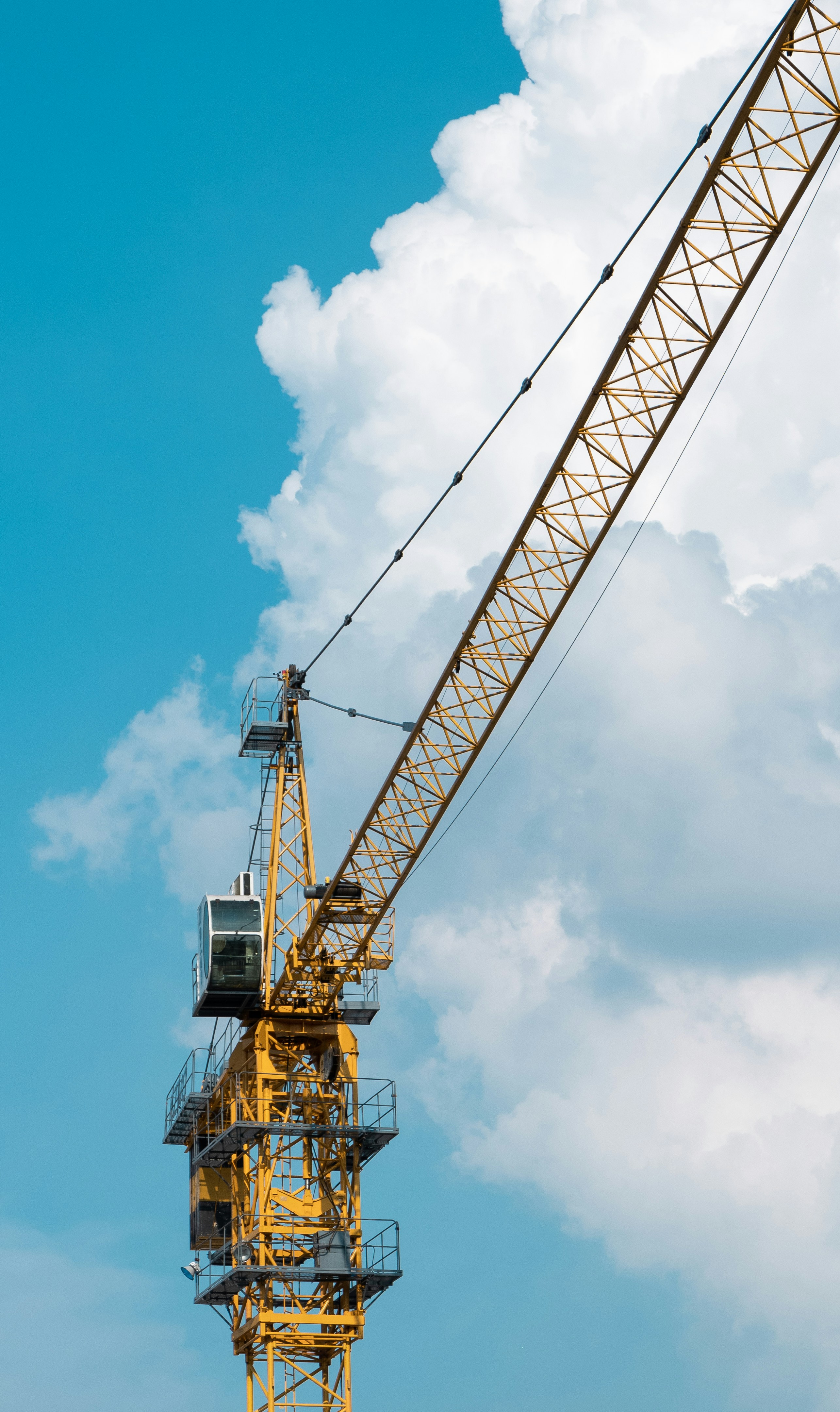 昼間の青空の下の黄色い鶴の写真 Unsplashで見つける建設用クレーンの無料写真