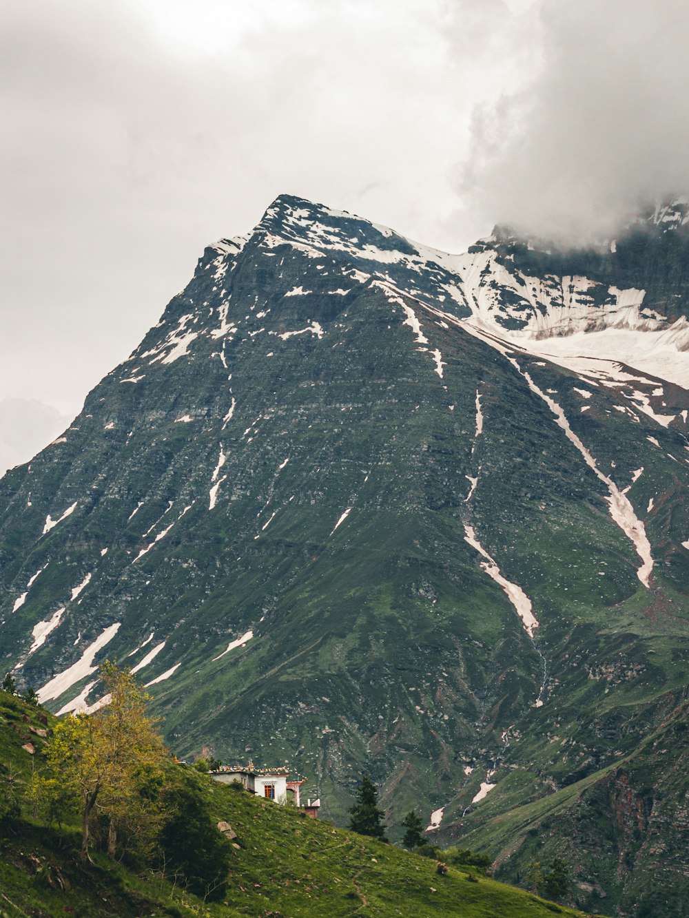 montagna grigia e bianca sotto il cielo bianco durante il giorno