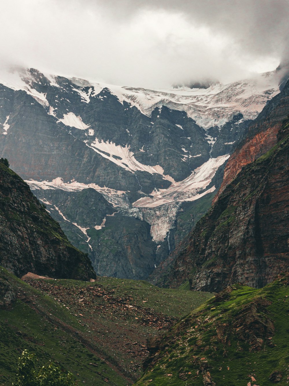 Schneebedeckte Berge tagsüber