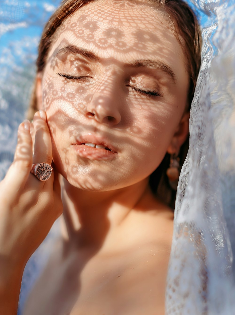 Mujer con velo blanco y anillo de plata