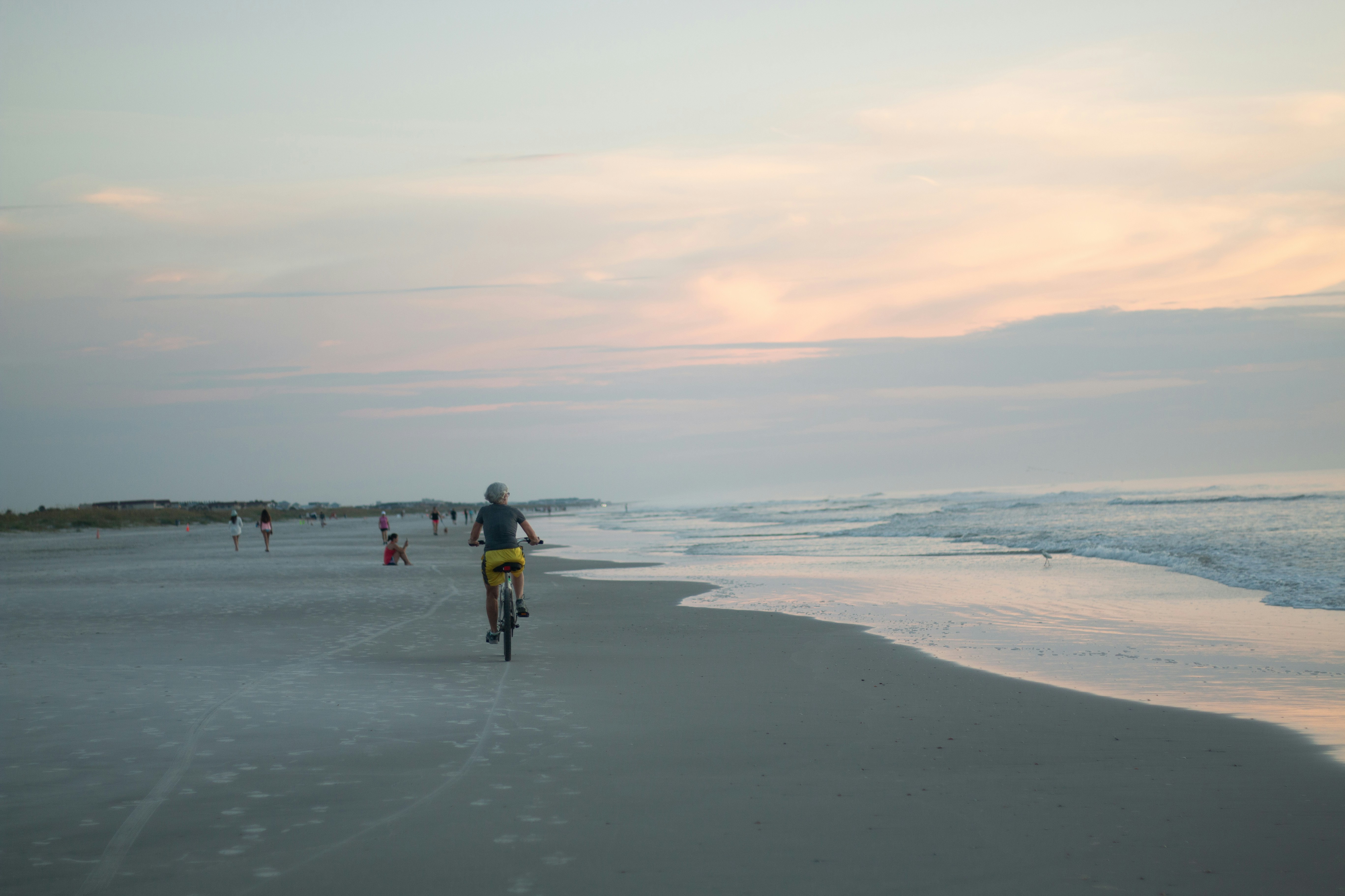 Menschen, die tagsüber am Strand spazieren gehen
