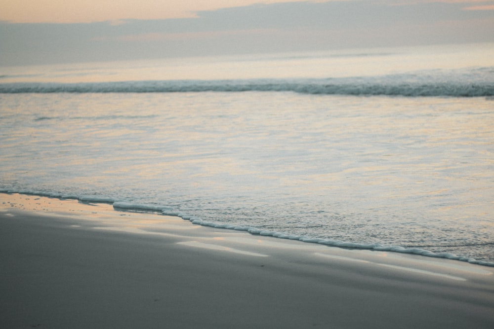 ocean waves crashing on shore during daytime