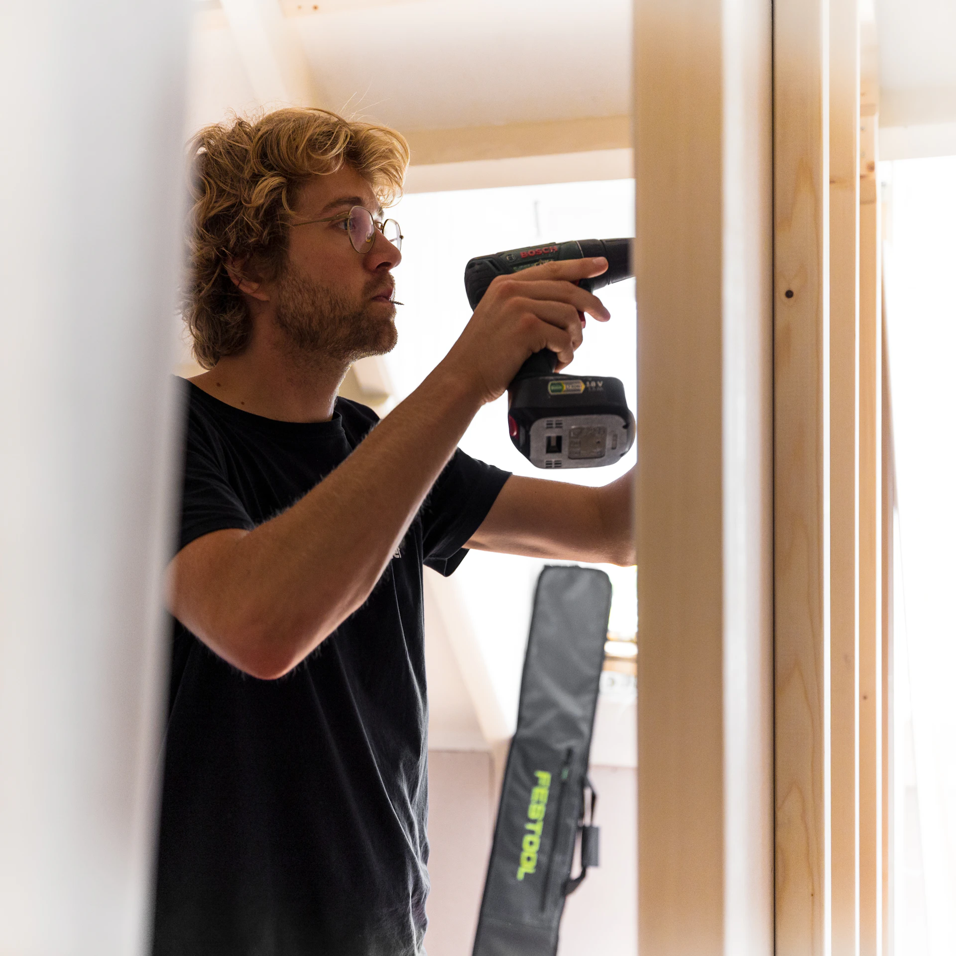 gray computer monitor