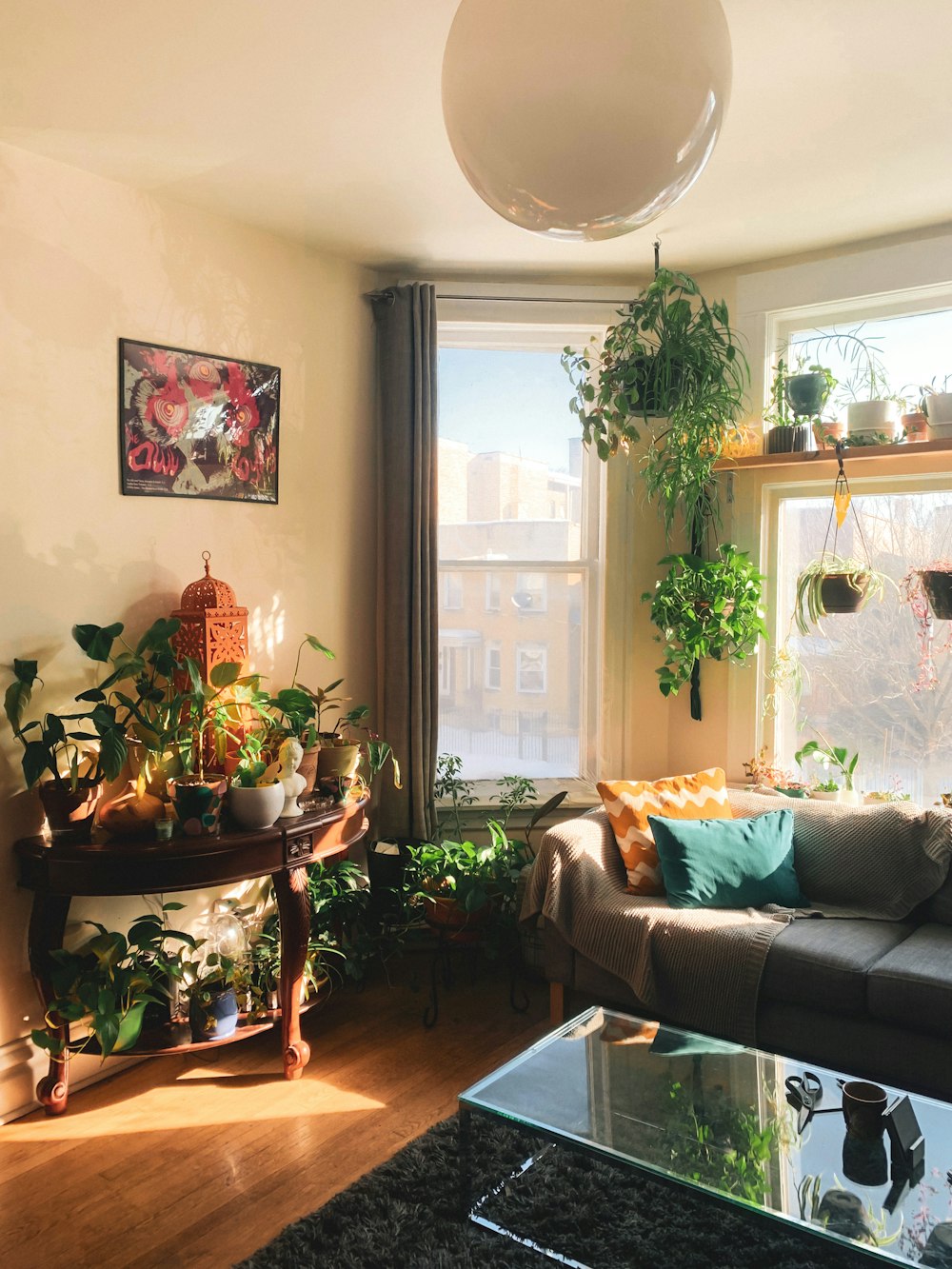 planta verde em vaso na mesa de madeira marrom