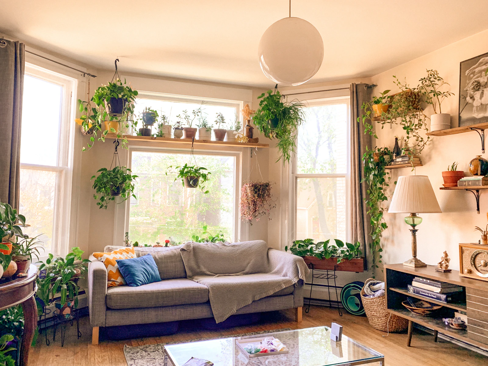 Ambiente residencial com luz natural, vegetação e materiais naturais