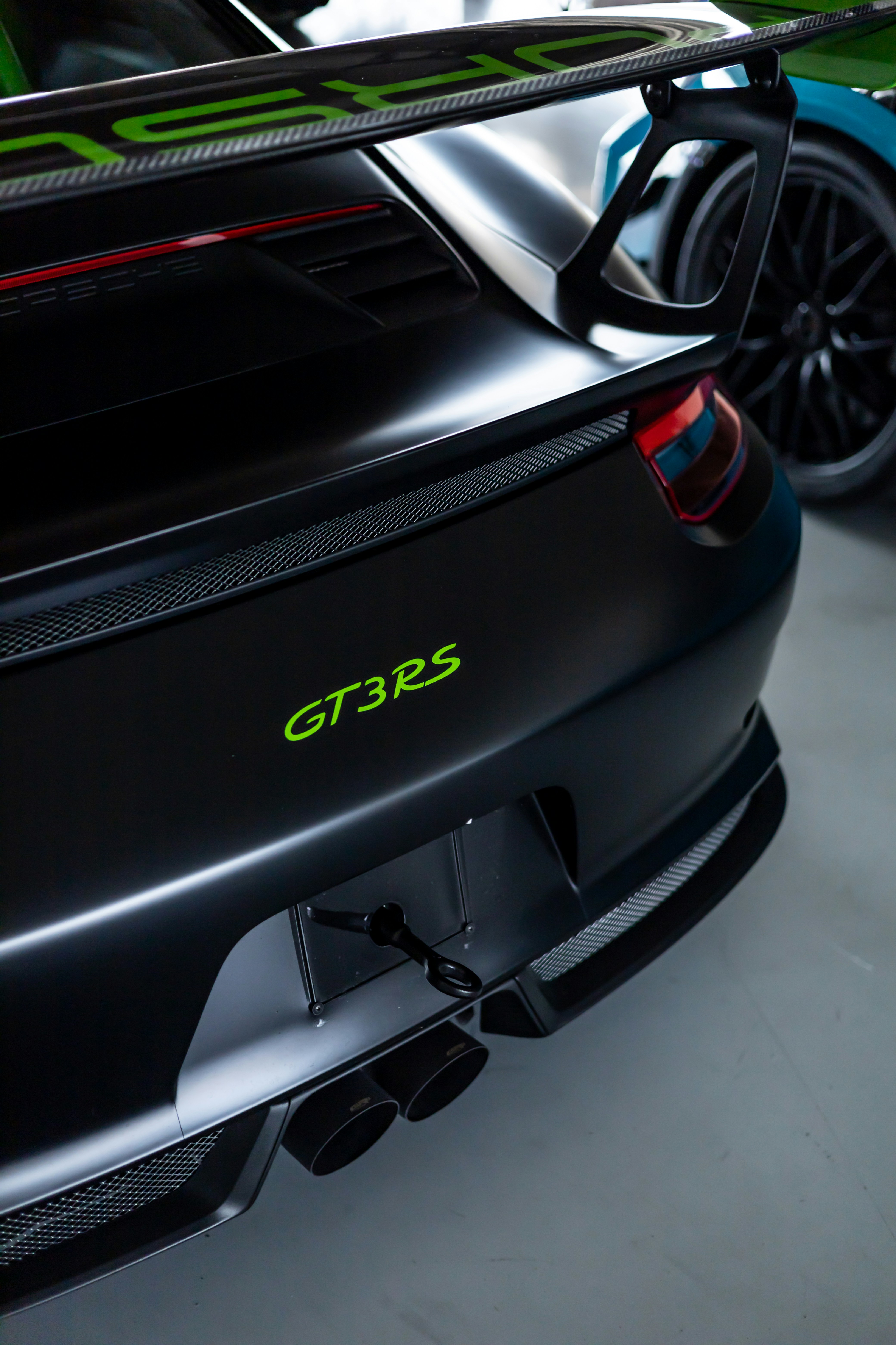 The rear end of a black sports car photo – Free Machine Image on Unsplash