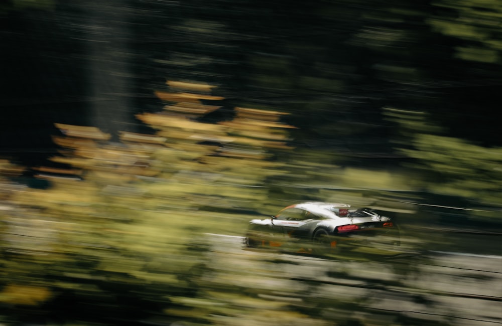 Foto Corrida de carros esportivos brancos e pretos na pista – Imagem de  Carro grátis no Unsplash