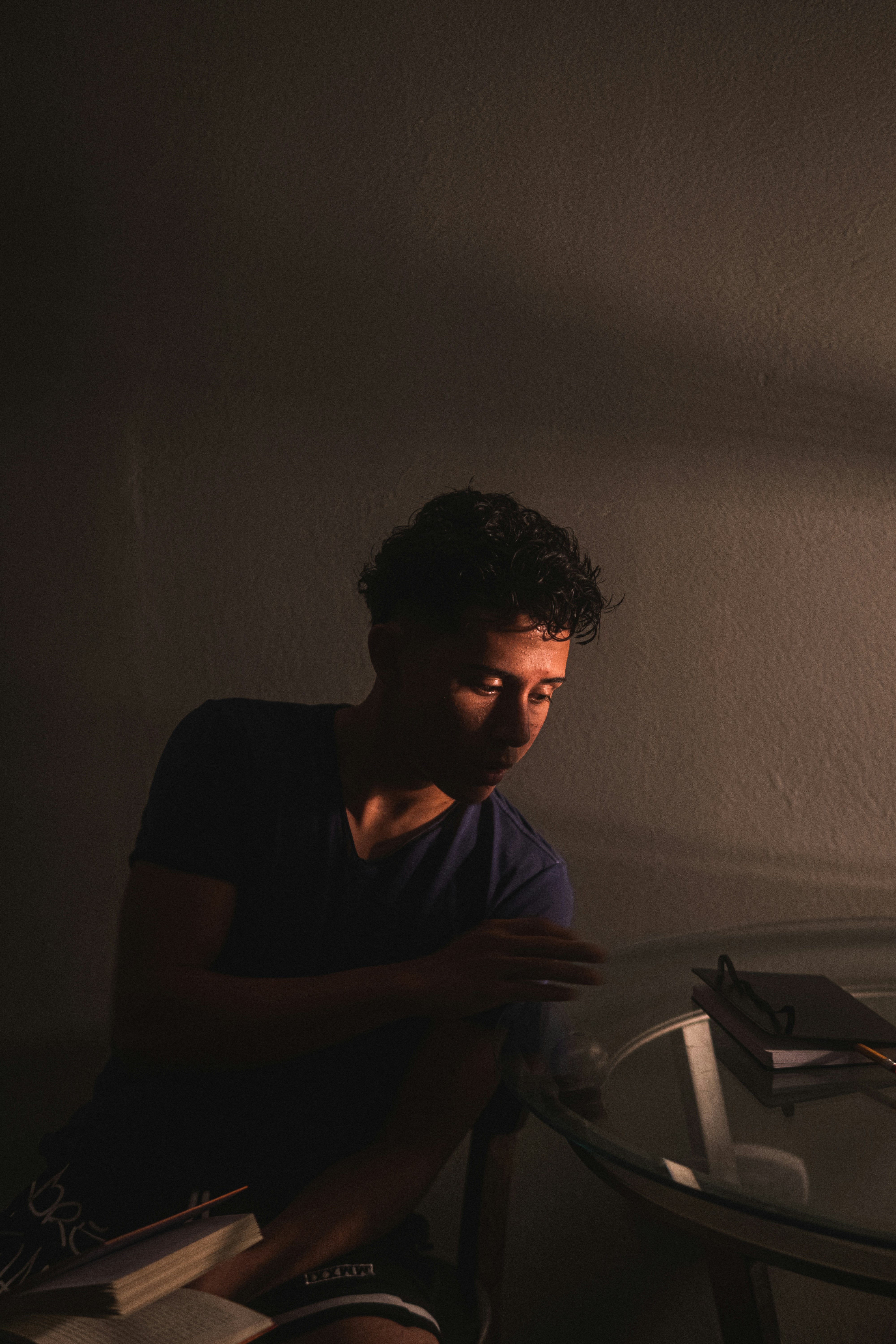 Frau im schwarzen Hemd sitzt am Tisch