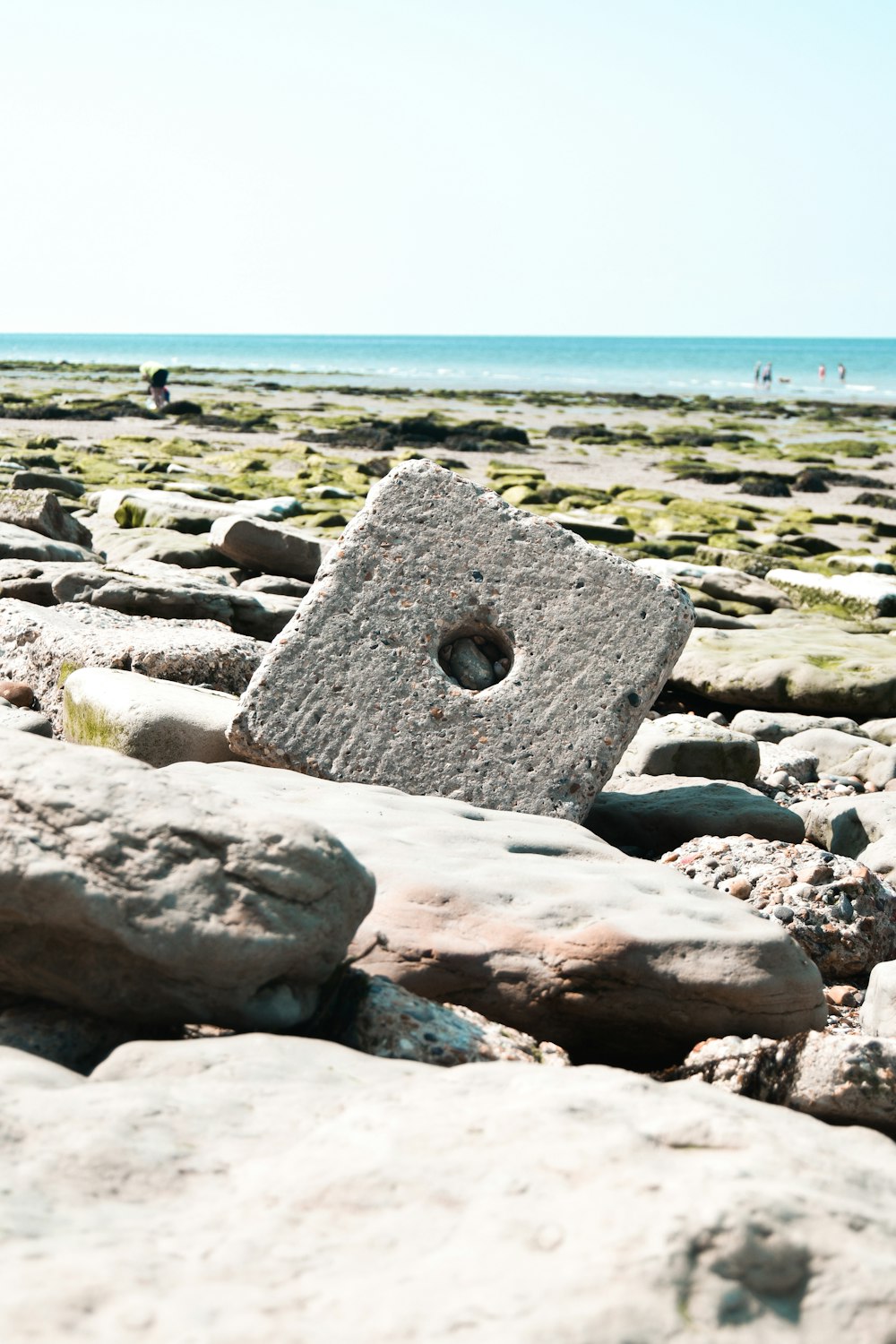 낮 해변의 회색 암석