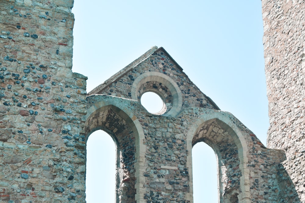 Bâtiment en béton gris sous le ciel bleu pendant la journée