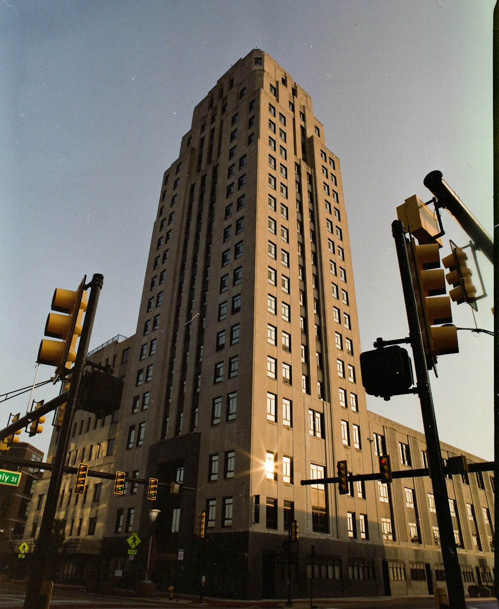 edifício de concreto marrom durante o dia