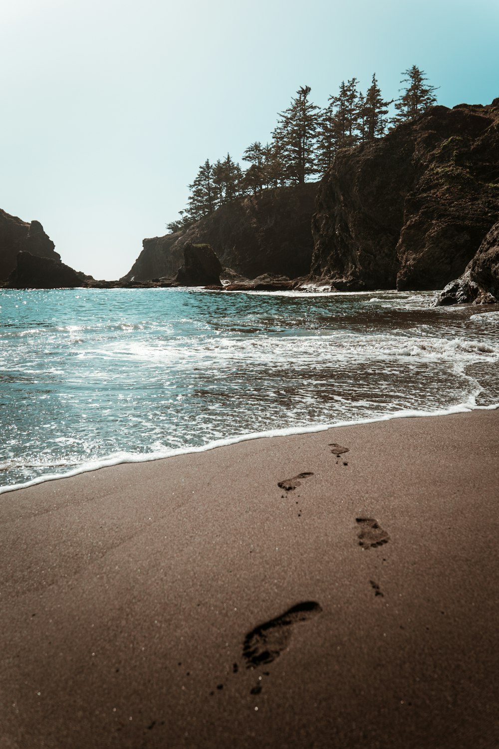 sea waves crashing on shore during daytime